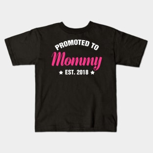 PROMOTED TO MOMMY EST 2018 gift ideas for family Kids T-Shirt